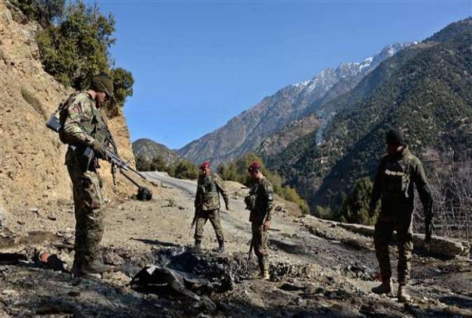Afghan security personnel patrol during an anti-Taliban operation in Dangam district near the Pakistan-Afghanistan border in eastern Kunar Province, January 17, 2015.