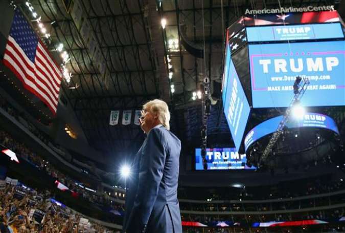Republican presidential candidate Donald Trump waves to the audience during a campaign rally at the American Airlines Center on September 14, 2015 in Dallas, Texas.