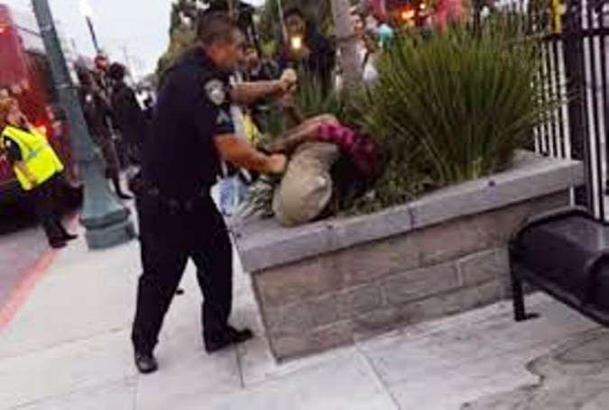 امریکی ریاست کیلی فورنیا میں سیاہ فام نوجوان کے ساتھ پولیس کا تشدد آمیز سلوک
