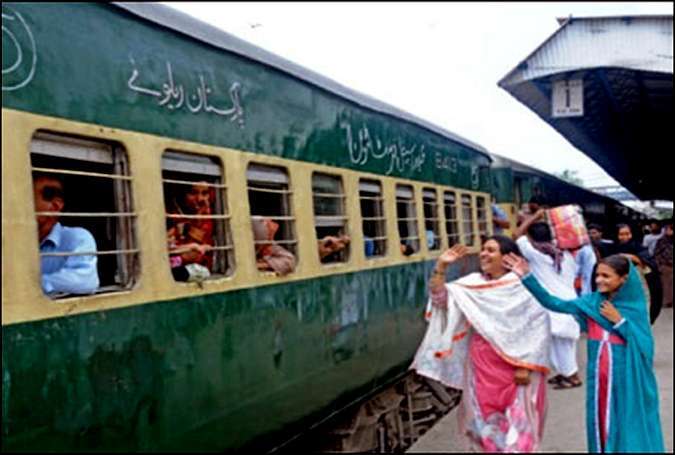 کراچی سے پہلی عید اسپیشل ٹرین لاہور کیلئے روانہ