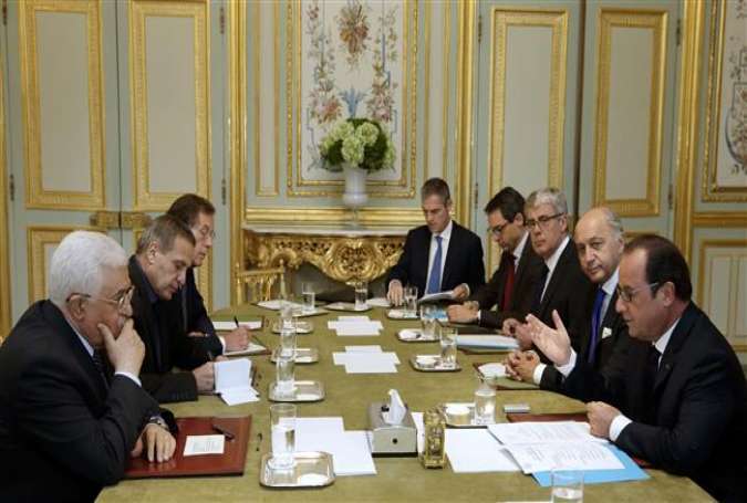 French President Francois Hollande (R) speaks with his Palestinian counterpart Mahmoud Abbas (L) during a meeting also attended by French Foreign Minister Laurent Fabius (2nd-R) at the Elysee Palace in Paris on September 22, 2015.