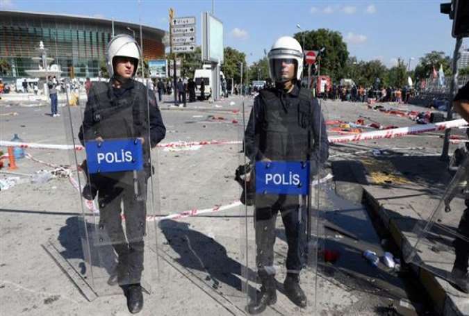 Turkish police forces secure the site of twin explosions near the main train station in the capital, Ankara, October 10, 2015.