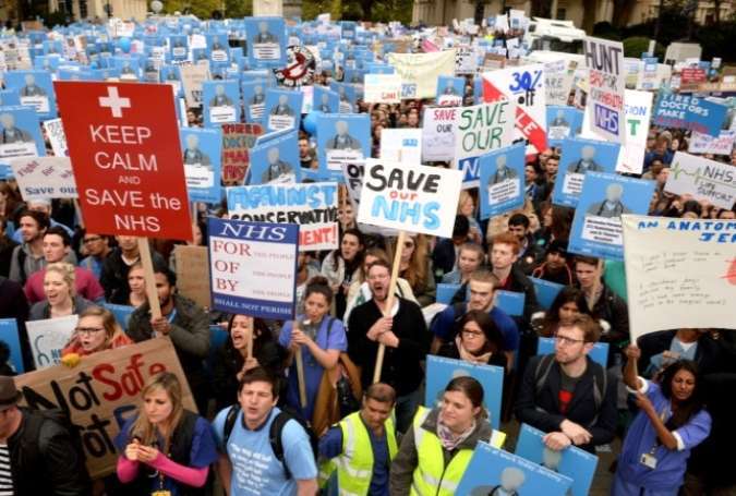 برطانیہ میں نوجوان ڈاکٹرز سڑکوں پر نکل آئے، حکومت مخالف ریلی