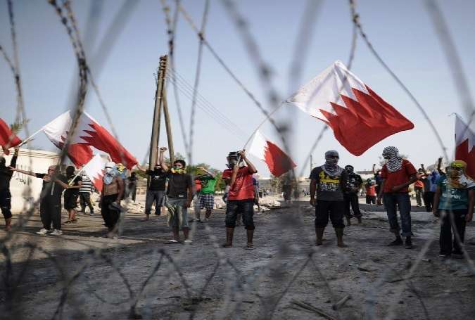 بحرین ، سیکورٹی اہلکاروں کے ہاتھوں عزاداری کی پرچموں کی بے حرمتی، بحرینی عوام کا شدید احتجاج