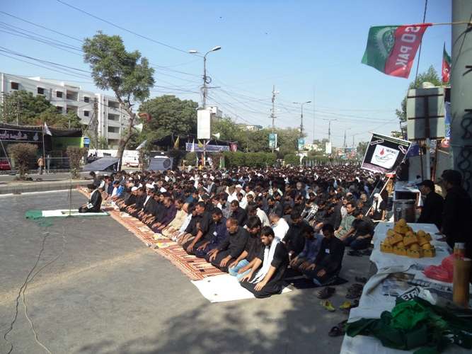 کراچی، 9 محرم الحرام کے مرکزی جلوس کے دوران آئی ایس او کے زیراہتمام ایم اے جناح روڈ پر باجماعت نماز ظہرین