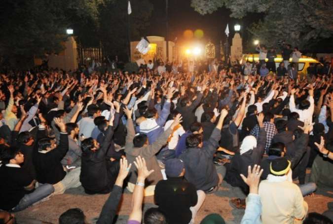 لاہور، امامیہ کالونی میں جلوس کے شرکا کا دھرنا، مقدمات ختم کرنے پر احتجاج ختم کیا