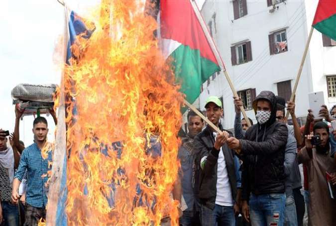 Moroccans set an Israeli flag ablaze during a demonstration in support of the Palestinian people, in Casablanca, on October 25, 2015.
