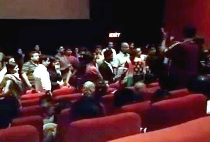 بھارت میں قومی ترانے میں کھڑے نہ ہونے پر مسلم فیملی کو سنیما سے باہر نکال دیا گیا