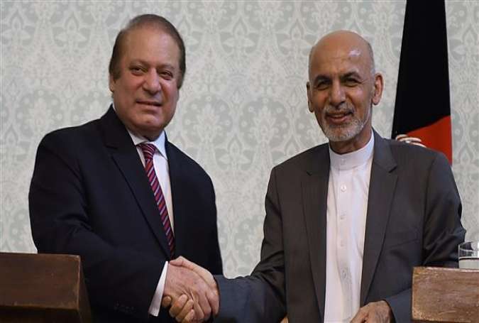 Pakistani Prime Minister Nawaz Sharif (L) and Afghan President Ashraf Ghani during a meeting in Kabul on May 12, 2015