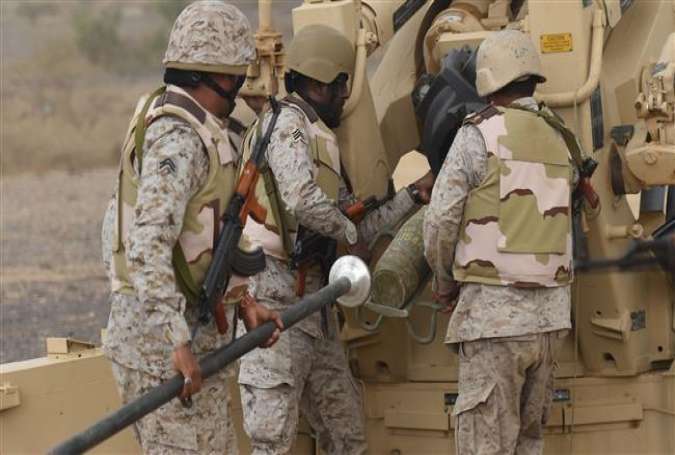 Saudi forces from an artillery unit load a shell onto a cannon at a position close to the Saudi-Yemeni border in southwestern Saudi Arabia, April 13, 2015.