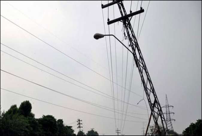 پشاور، سکول سے گزرنے والے بجلی کے تار طالبات کے لیے خطرہ