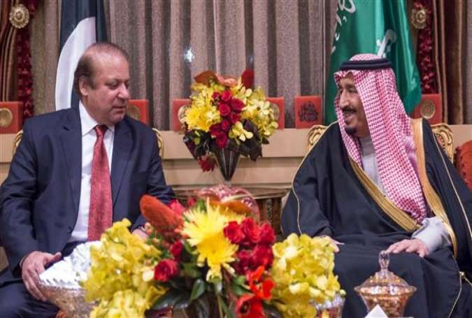 Saudi King Salman bin Abdulaziz (R) meeting with Pakistani PM Nawaz Sharif in Riyadh.