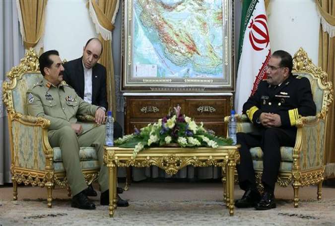 Secretary of Iran’s Supreme National Security Council Ali Shamkhani (R) and Pakistani Army Chief of Army Staff General Rahil Sharif meet in Tehran on January 19, 2016.