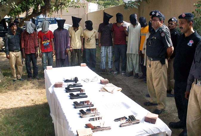 کراچی میں کالعدم تنظیم کے 9 دہشتگردوں سمیت 76 جرائم پیشہ افراد گرفتار