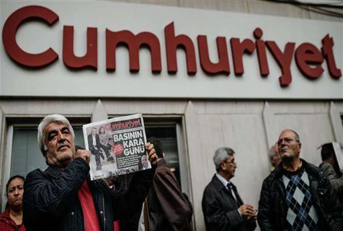 ترکی، دو صحافیوں کو مبینہ طور پر شام میں داعش کو اسلحہ مہیا کرنے کی پاداش میں عمر قید کی سزا سنادی