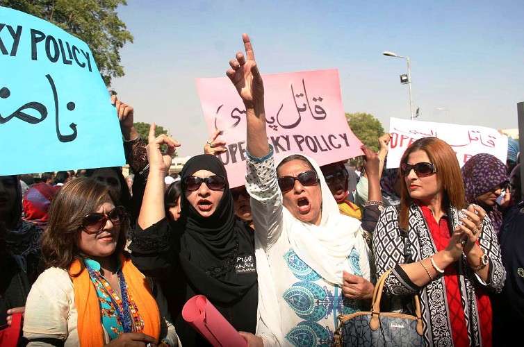 کراچی میں پی آئی اے کے ملازمین کے احتجاج کی تصویری جھلکیاں