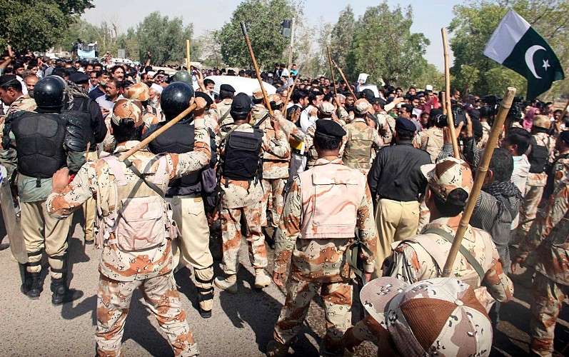 کراچی میں پی آئی اے کے ملازمین کے احتجاج کی تصویری جھلکیاں