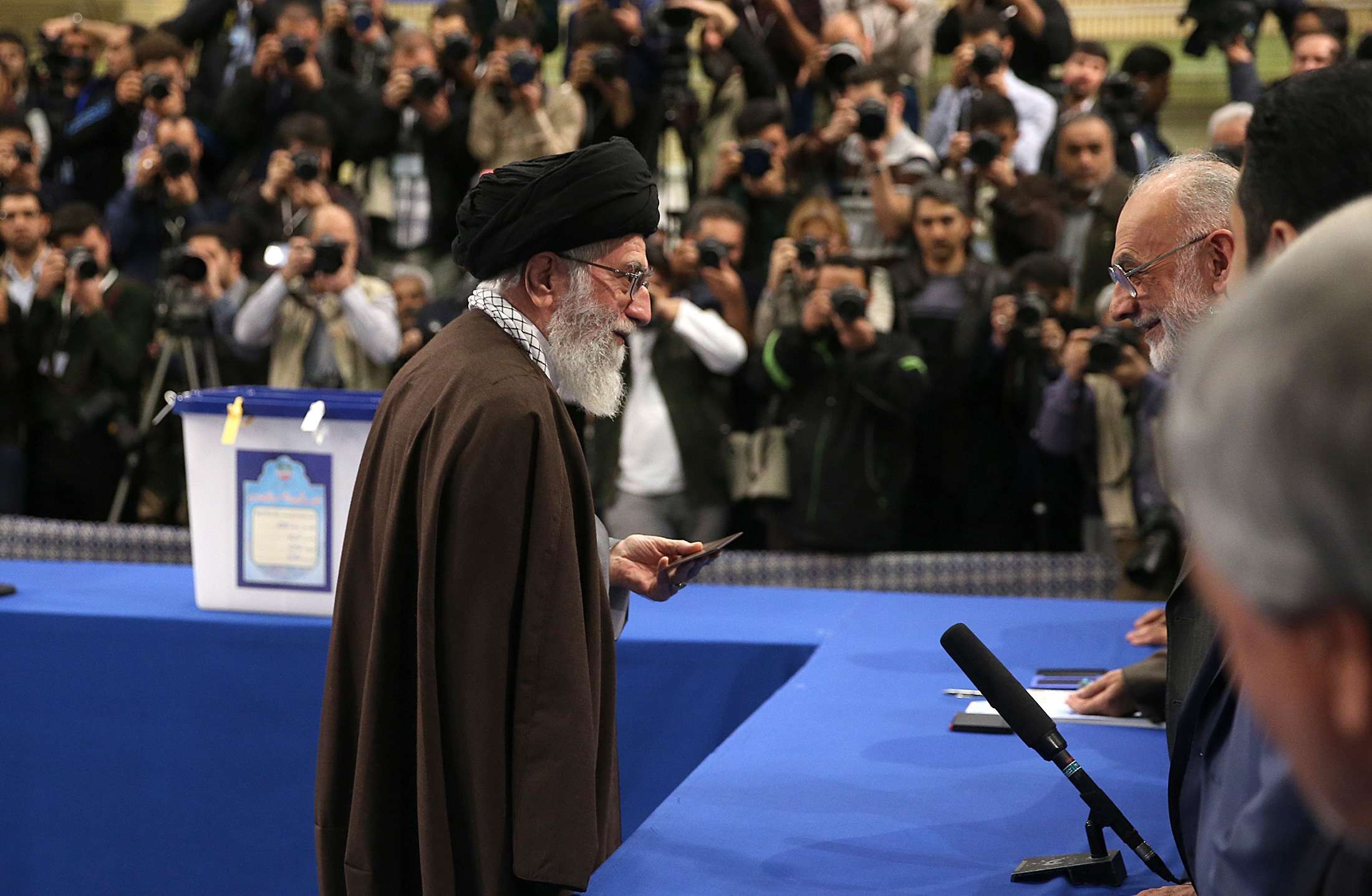 رہبر انقلاب اسلامی نے اپنا ووٹ کاسٹ کرتے ہوئے