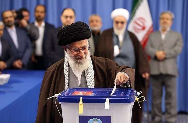 رہبر انقلاب اسلامی نے اپنا ووٹ کاسٹ کرتے ہوئے