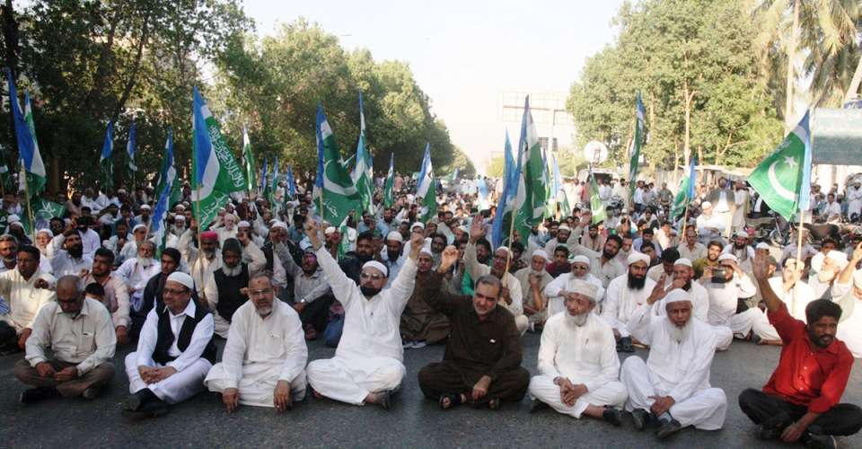 کراچی میں ممتاز قادری کی سزائے موت کیخلاف احتجاج