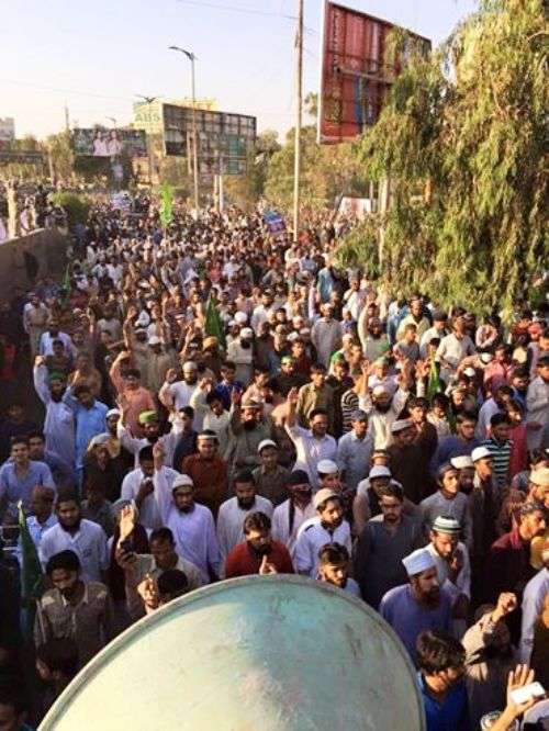کراچی میں ممتاز قادری کی سزائے موت کیخلاف احتجاج