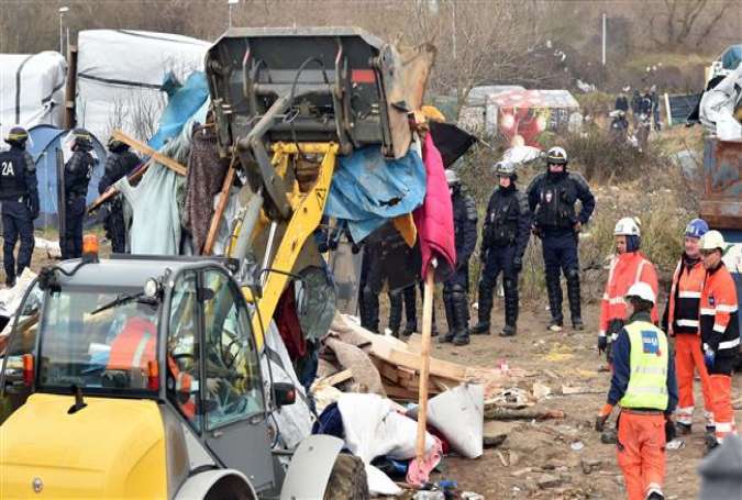A bulldozer destroys shelters on February 29, 2016 in the "Jungle" refugee camp in the French northern port city of Calais.