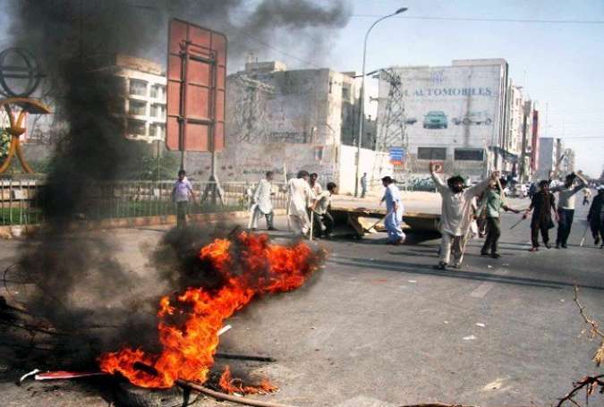 کراچی میں نامعلوم افراد کا پُرتشدد احتجاج، میڈیا پر حملے، سخت کشیدگی