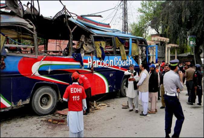 پشاور بس بم دھماکے میں شہید ہونے والوں کی تدفین