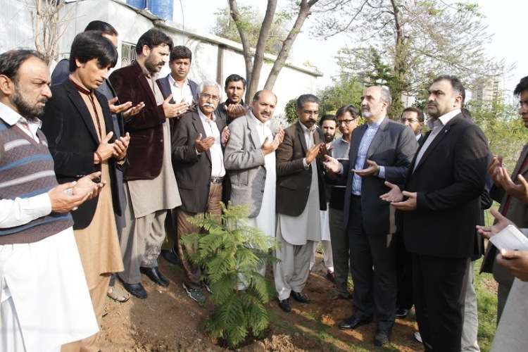 ایرانی سفیر نے نیشنل پریس کلب کے عہدیداروں کے ہمراہ پودا لگایا اور دعا کی