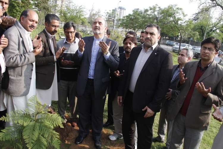 ایرانی سفیر نے نیشنل پریس کلب کے عہدیداروں کے ہمراہ پودا لگایا اور دعا کی