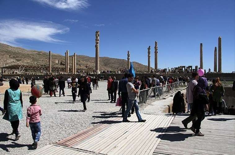 تخت جمشید شیراز سے چالیس کلومیٹر دور ہے