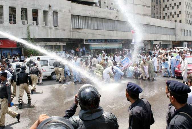 کراچی میں احتجاج کرنیوالے اساتذہ پر پولیس کا لاٹھی چارج، واٹر کینن کا استعمال