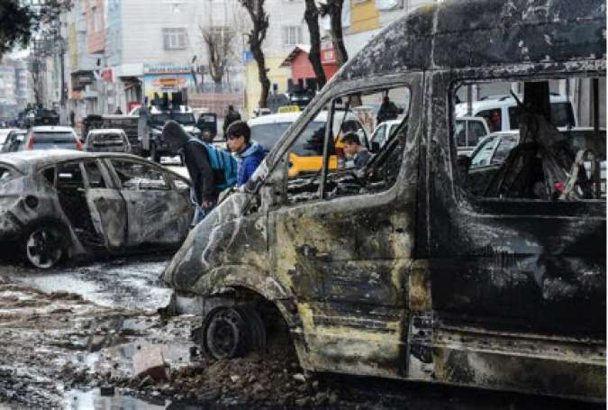 انفجار خودروی بمب گذاری شده در دیاربکر ترکیه؛ 6 کشته، 20 زخمی