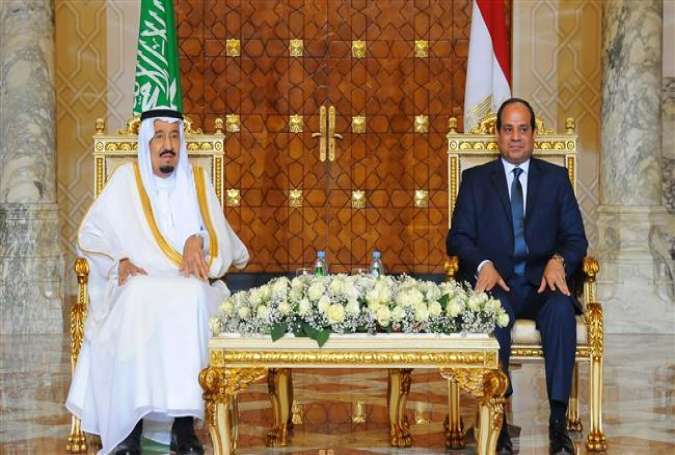 A handout picture released by the Egyptian Presidency on April 8, 2016 shows Egyptian President Abdel Fattah al-Sisi (R) during a meeting with Saudi King Salman bin Abdulaziz at the Presidential Palace in Cairo.