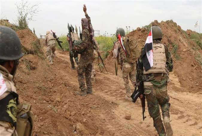 Iraqi Shia fighters from the Furqat al-Abbas brigades take position during an operation to retake the town of al-Bashir, near Kirkuk, from the Daesh Takfiri terrorist group, April 10, 2016.