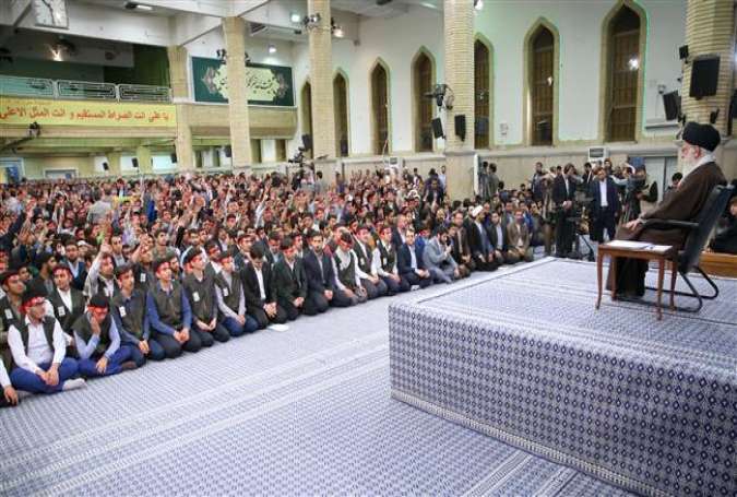 Ayatollah Khamenei addresses a group of Iranian students in Tehran, April 20, 2016.