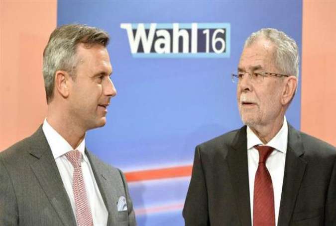 Austria’s presidential candidates Alexander Van der Bellen (R) and Norbert Hofer arrive at a TV studio in the capital, Vienna, April 24, 2016.