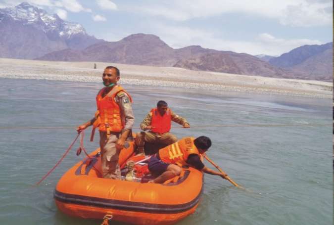 اسکردو، دریائے سندھ میں گرنے والی کار کے دو لاپتہ مسافروں کی تلاش دوسرے روز بھی جاری رہی