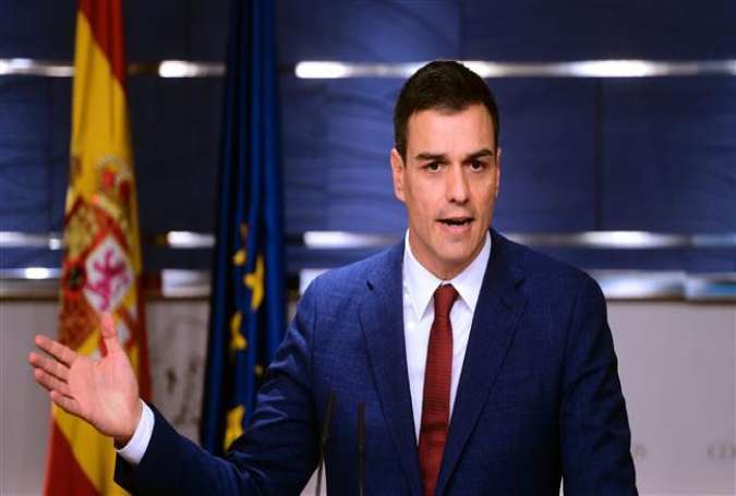 PSOE leader Pedro Sanchez speaks during a press conference at the Spanish parliament in Madrid on April 26, 2016.