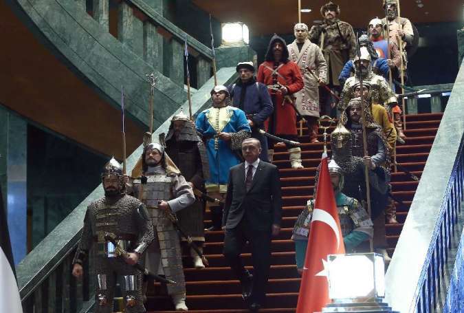 Erdogan didepan Istananya (Yahoo)