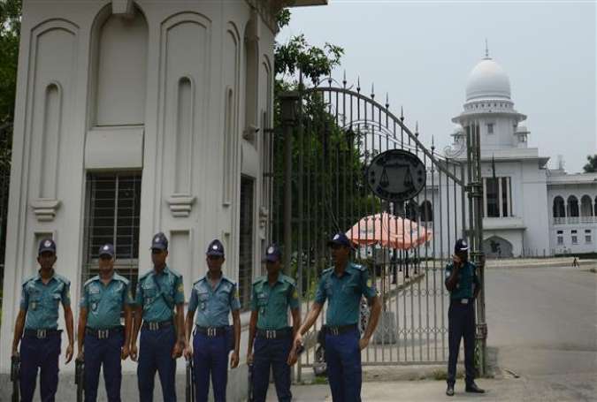 Bangladeshi police personnel stand guard at the Supreme Court premises in Dhaka on May 11, 2016.
