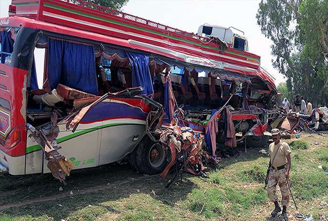 حیدرآباد میں مسافر بس حادثے کا شکار، 9 افراد جاں بحق، 37 زخمی