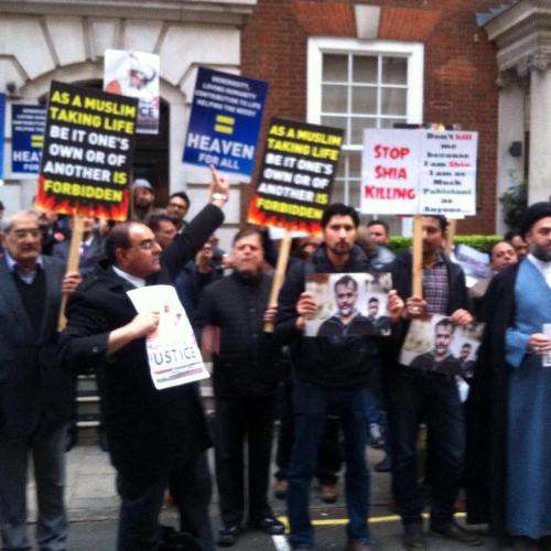شیعہ کلنگ پر لندن میں پاکستانی کمیونٹی کا نواز شریف کے گھر کے باہر احتجاج