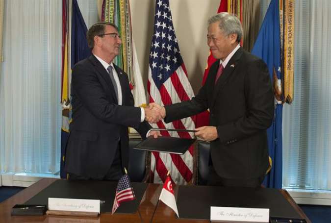 U.S. Defense Secretary Ash Carter and Singaporean Defense Minister Ng Eng Hen shake hands after signing the Enhanced Defense Cooperation Agreement during a meeting at the Pentagon, Dec. 7, 2015.