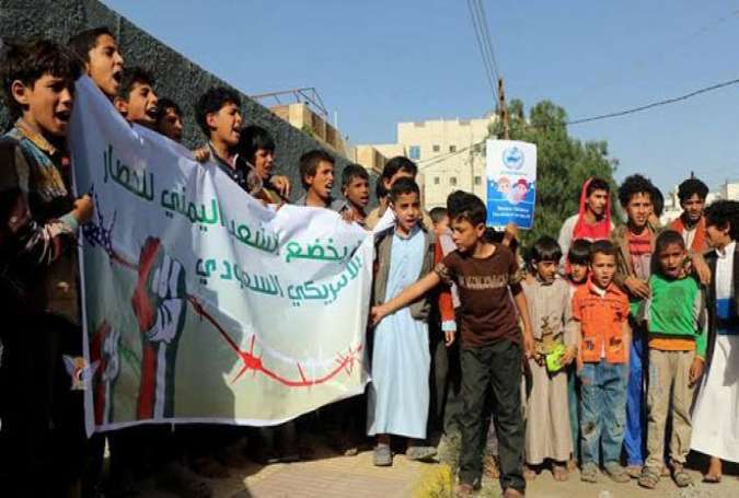 تجمع اعتراض آمیز کودکان یمنی نسبت به اقدام سازمان ملل متحد در همراهی با رژیم متجاوز آل سعود