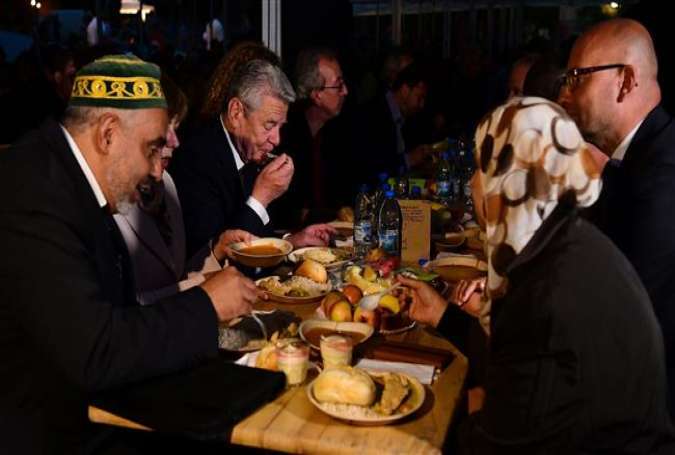 German President Joachim Gauck (2nd L) attends a Ramadan iftar dinner with members of the Muslim community in Berlin on June 13, 2016.
