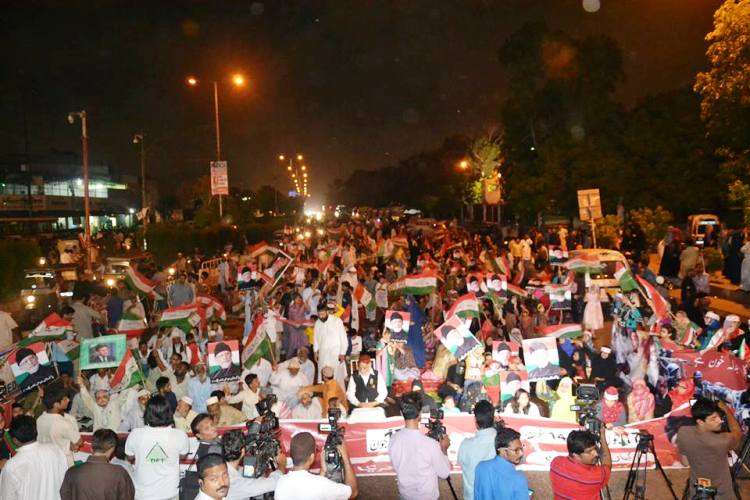 کراچی، نمائش چورنگی پر پاکستان عوامی تحریک کے احتجاجی دھرنے کی تصویری جھلکیاں