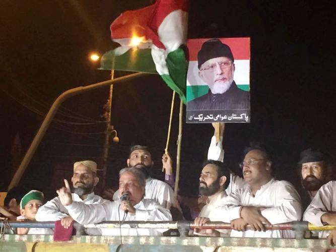 پاکستان عوامی تحریک کراچی کے صدر سید علی اوسط دھرنے کے شرکاء سے خطاب کر رہے ہیں