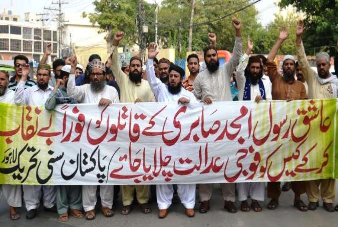 امجد صابری کے قاتلوں کی عدم گرفتاری کیخلاف سنی تحریک کا لاہور پریس کلب کے باہر مظاہرہ