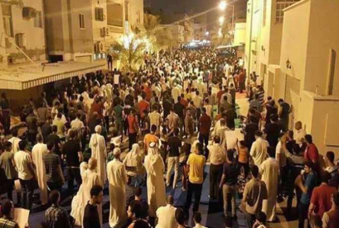 با وجود سرکوبگری آل خلیفه؛ تحصن بحرینی‌ها در مقابل منزل «شیخ عیسی قاسم» ادامه دارد